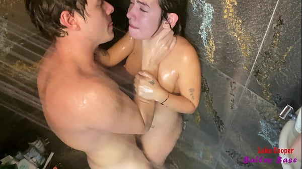 O sexo mais quente no chuveiro de todos os tempos com a Nympho Teen